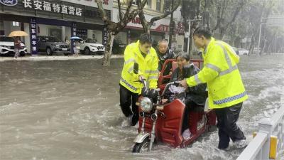 宜城警方以汛为令战暴雨 全力守护群众安全 