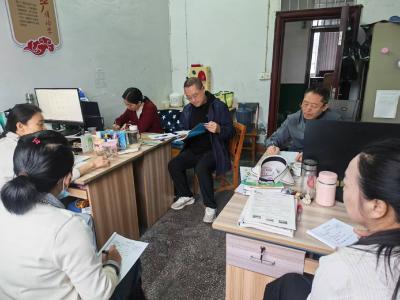 政策暖校园 资助暖人心——菜园小学召开资助专题会   
