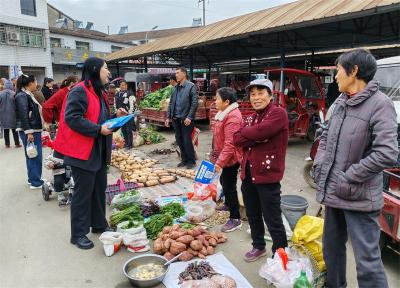 宜城医保“赶热集”送服务 参保缴费更接地气