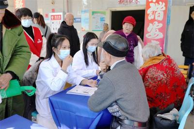 爱心义诊送温暖 健康守护暖夕阳