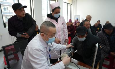 宜城明德医院到市社会福利院新院区开展爱心义诊活动