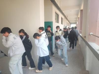 以演筑防 以史为鉴——宜城市朱市第一初级中学开展地震环境下火灾应急演习
