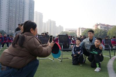 全运冠军李文雷、世青赛冠军杨蓉蓉荣归故里 点燃宜城学子体育梦想