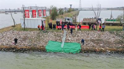 宜城向汉江投放400万尾鱼苗二次增殖放流 助力生态修复