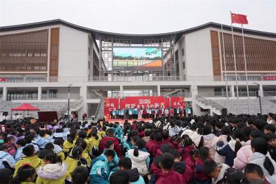 鲤鱼湖中学首届元旦汇演精彩上演：鲤跃星光 共绘新篇