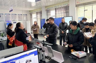 雷河镇：“流动展位”送法进乡村 宪法知识“活”在群众身边