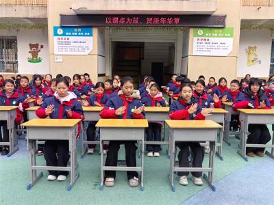 课桌变舞台 律动展风采 龙头小学创新课间活动形式