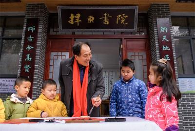 杨捍东：左手挥毫传文脉 身残志坚铸榜样