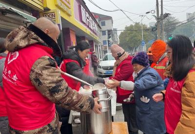 “一碗腊八粥 温暖一座城”文明实践在行动