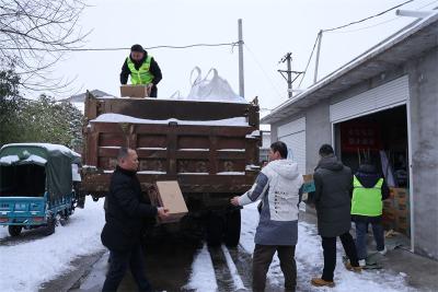 人保财险宜城支公司携手多部门送上15万元“御寒礼包”