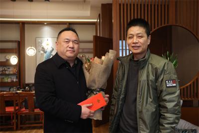 宜城市总工会慰问劳模送祝福