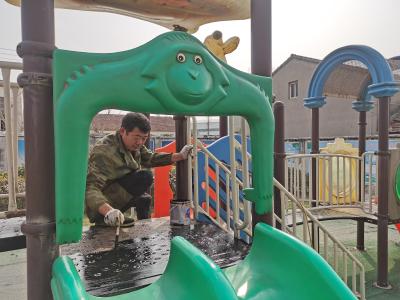 滑梯生锈存隐患，维修刷新保安全——小河镇张嘴幼儿园开展维修刷新工作