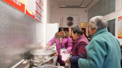 一碗热粥暖城 十载善举传情