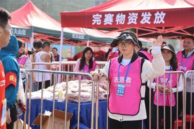 闪耀青春之光 宜城半程马拉松志愿服务温暖全程