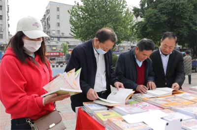 宜城市新华书店开展全民阅读活动周图书展 