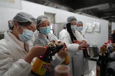 宜城二中举办食堂开放日 家校共护“舌尖上的安全”