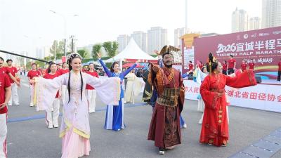 楚韵燃情 欢乐启航 2026宜城半程马拉松开幕式暖场盛宴引爆全场