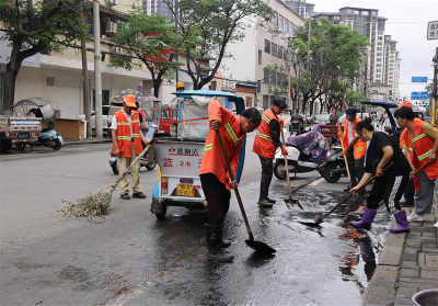 宜城市环卫局：雨停人不停 清淤焕新城
