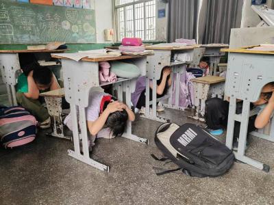 筑牢安全防线 守护校园平安——菜园小学开展5·12防震减灾疏散演练活动  