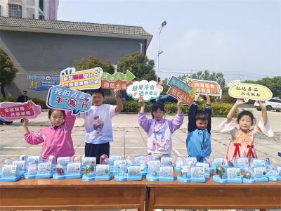 雷河镇七里村：禁毒宣传进广场 仿真模型教识毒