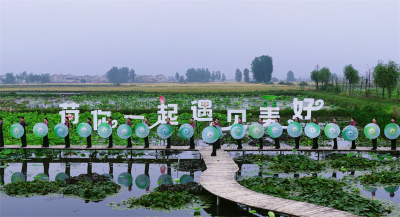 宜城市老年大学模特队走进郑集镇采风：银发走秀添热力 荷塘古城共生辉