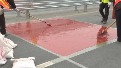 请注意！这一路段正在铺“地毯”