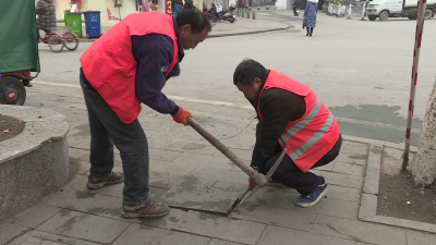 点赞！修补破损人行道 方便群众出行