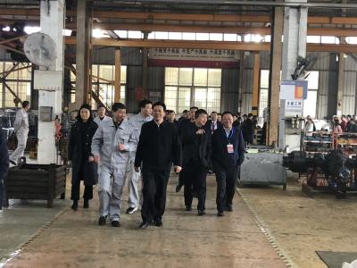 与会代表观摩我市汽车零部件产业集群的发展情况