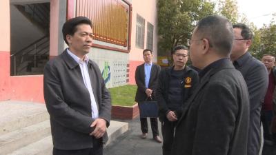 王燮耀检查校园安全工作