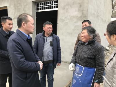 张学林：坚决打赢脱贫攻坚战