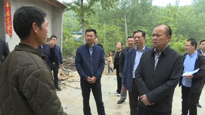 张学林到洪山嘴镇督办精准扶贫工作