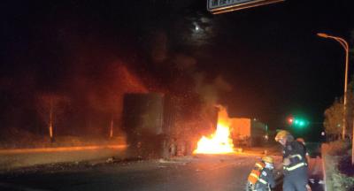 险！货车起火，消防队员深夜出警28分钟将火扑灭