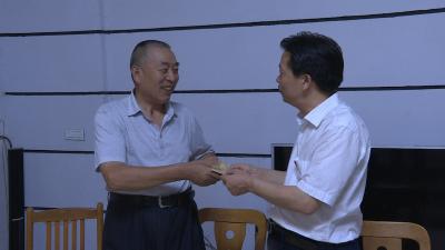 “七一”前夕王燮耀走访慰问老党员和困难党员