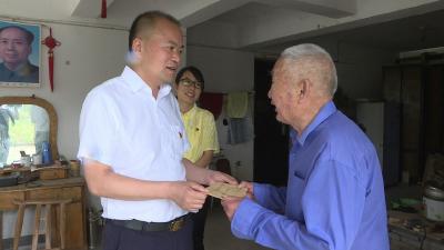 张学林“七一”前夕走访慰问老党员和困难党员