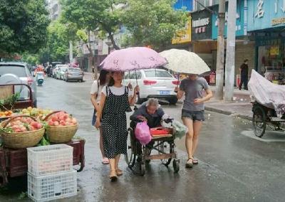 雨中撑伞的小姐姐，你们真美！