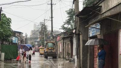 电线垂挂半空中 行人路过心慌慌