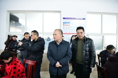 张学林慰问福利院孤寡老人