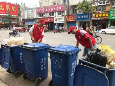 老河口市融媒体中心志愿者开展环境卫生整治活动