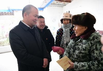 张学林看望慰问农村困难群众和优抚对象