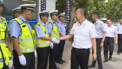 市领导看望慰问奋战在高温一线的劳动者