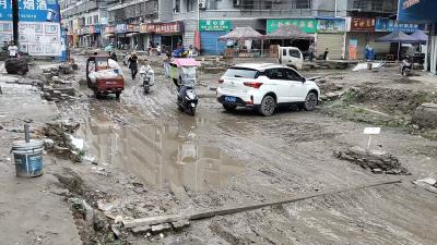 仁义街：晴天一身灰 雨天一身泥 这条路何时能修完？