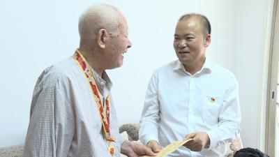 张学林走访慰问离休老干部和因公殉职党员家属