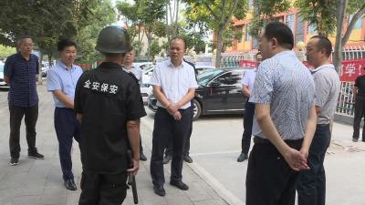 市领导走访慰问一线教师