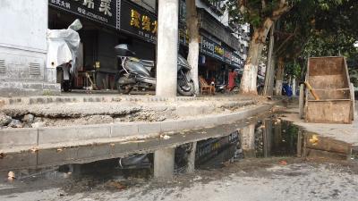 曝光！餐厨污水乱倒 人行道 “油光满面”