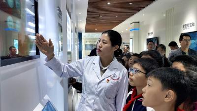 小学生走进健康体验馆  健康科普从娃娃抓起 