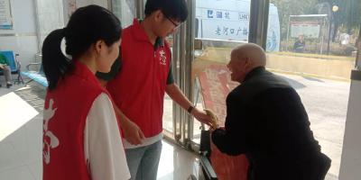 老河口市融媒体中心开展节前慰问活动