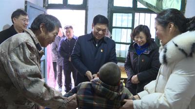 襄阳市领导来我市慰问生活困难群众