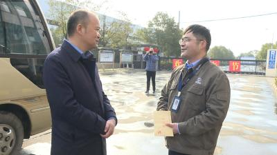 张学林走访慰问联系专家和困难群众