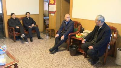 张学林王燮耀看望慰问离退休老干部和福利院孤寡老人