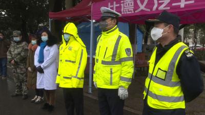 【党旗在防疫一线飘扬】风雪中的坚守：把好城市大门 阻断疫情传播